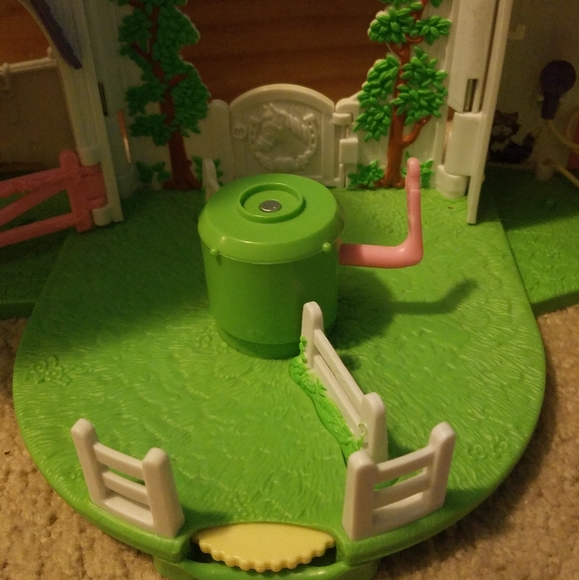 Fisher Price | Expandable Pony Barn with Ponies - Picture 5 of 10